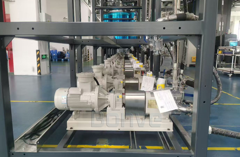 Bomba de lóbulos rotativos Bonve para la transferencia de resina de alta viscosidad desde IBC a tanque de mezcla.