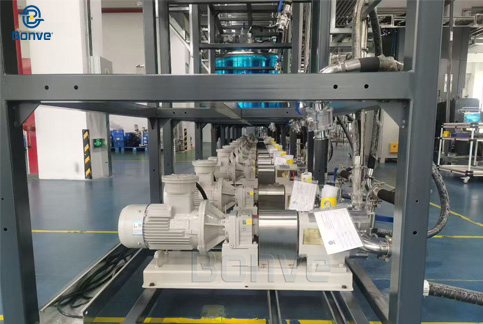 Bomba de lóbulos rotativos Bonve para la transferencia de resina de alta viscosidad desde IBC a tanque de mezcla.